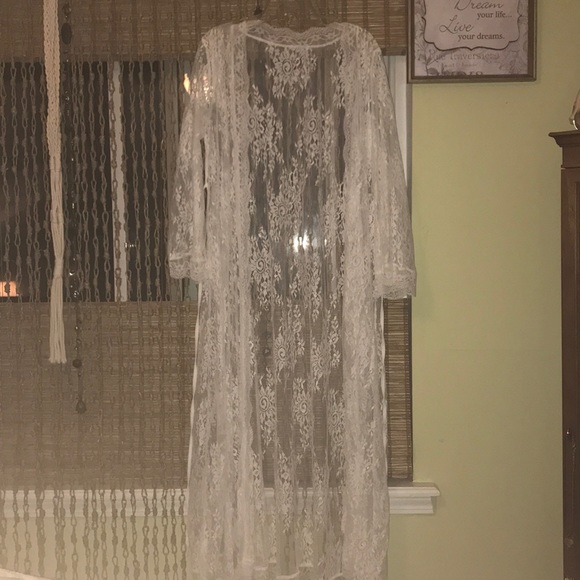 Exquisite white lace coverup 🌸🌺 - Picture 4 of 8